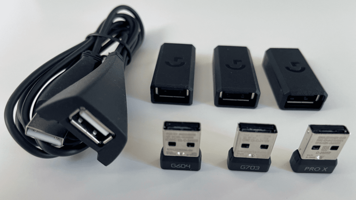 桌上罗技 USB 接收器和扩展器的图片